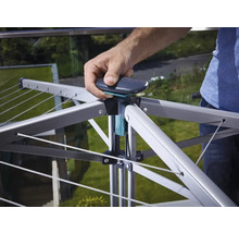 Drehflügelwäscheständer mit Person die den Mechanismus bedient