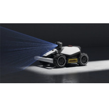 Mammotion Rasenmähroboter mit Sprühfunktion im Einsatz