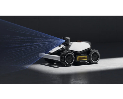 Mammotion Rasenmähroboter mit Sprühfunktion im Einsatz