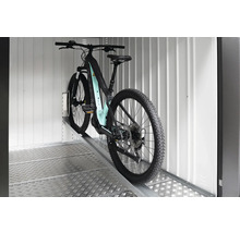 E-Mountainbike auf einer Rampe in einem Lagerraum.