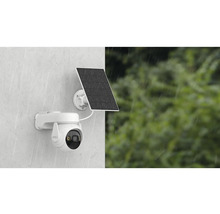 Überwachungskamera mit Solarpanel zur Stromversorgung im Regen