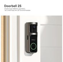 Videotürklingel Imou Doorbell 2S mit hochauflösender Kamera, Weitwinkelobjektiv und beleuchtetem Klingelknopf, montiert an einer Wand.