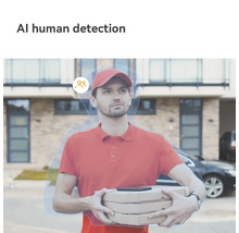 Überwachungskamera mit KI-Personenerkennung zeigt einen Lieferanten mit Pizzakartons vor einem Haus.
