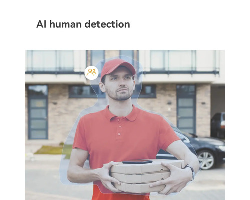 Überwachungskamera mit KI-Personenerkennung zeigt einen Lieferanten mit Pizzakartons vor einem Haus.