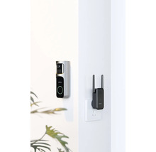 Imou smarte Türklingel mit integrierter Kamera und passendem Funk-Gong in einer Steckdose an einer Wand.