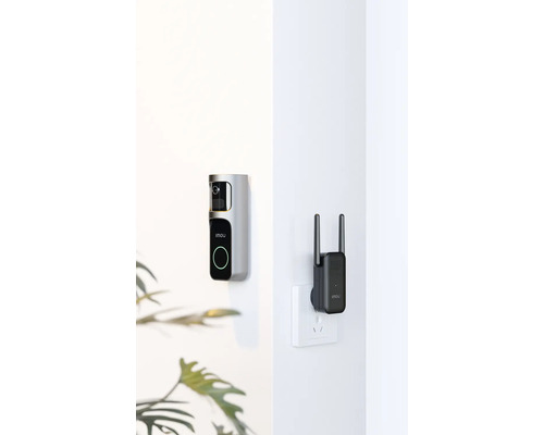 Imou smarte Türklingel mit integrierter Kamera und passendem Funk-Gong in einer Steckdose an einer Wand.