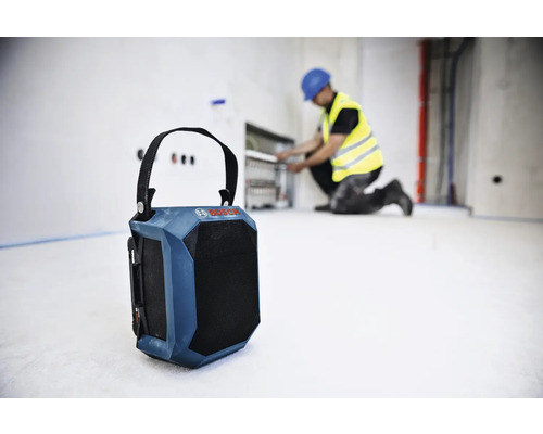 Bosch Logo auf einem Baustellenradio vor einem Handwerker