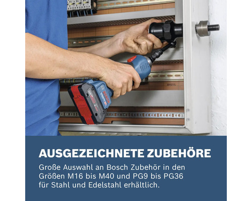 Anwender arbeitet mit einem Bosch Akku-Bohrschrauber an einer Stahlplatte