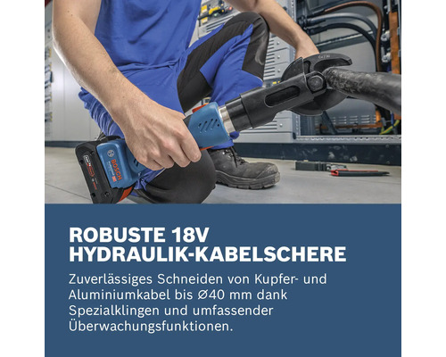 Mann schneidet mit einer Bosch 18V Hydraulik-Kabelschere ein Kabel.