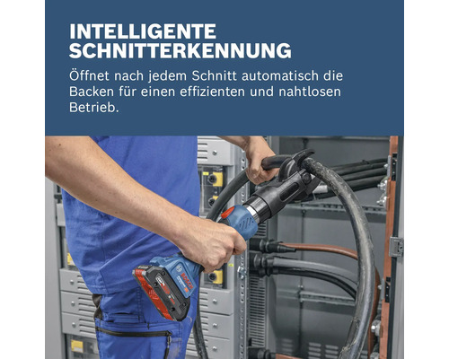 Anwender schneidet Kabel mit einer akkubetriebenen Kabelschere