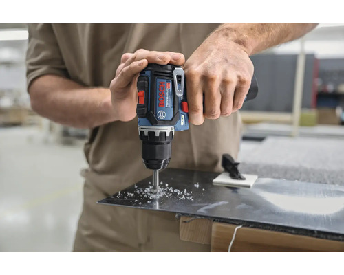 Bohren mit einem Akku-Bohrschrauber in eine Metallplatte