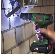 Bosch Akku-Schlagschrauber EasyImpact 18V-38 im Einsatz an einer Mauer