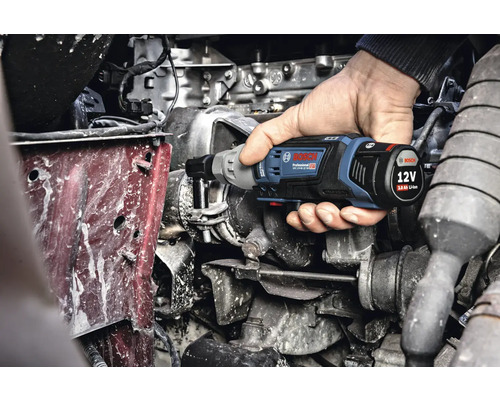 Bosch Logo. Akku-Drehschlagschrauber im Einsatz am Automotor.