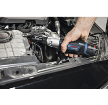 Eine Person benutzt einen Akku-Drehschlagschrauber von Bosch Professional am Motor eines Autos.