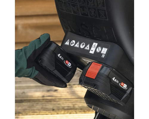 Zwei 18-Volt-Akkus mit 4,0 Amperestunden für Gartengeräte im Einsatz.