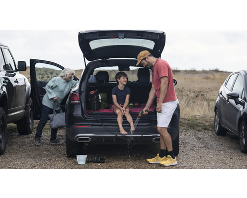 Szene mit Autos, Familie und tragbarem Reiniger zur Reinigung der Füße nach Outdoor-Aktivitäten