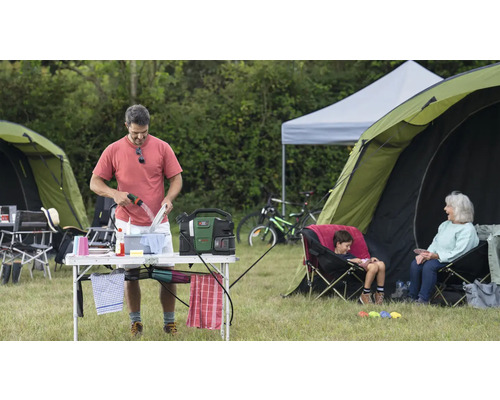 Campingplatzszene mit Mann beim Geschirrspülen, Zelten und Freizeitaktivitäten