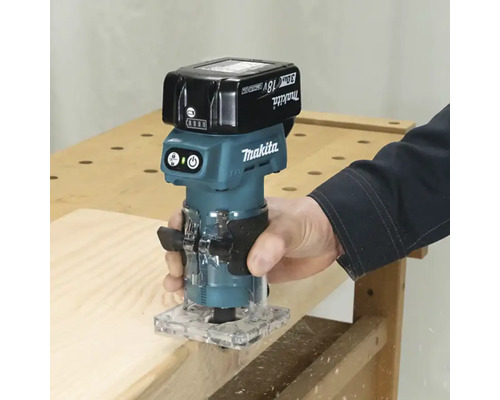 Makita Akku Oberfräse im Einsatz auf einem Werkstück