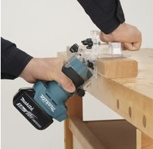 Makita Akku Oberfräse bei der Holzbearbeitung auf einer Werkbank