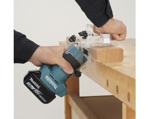Makita Akku Oberfräse bei der Holzbearbeitung auf einer Werkbank