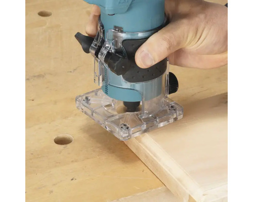 Oberfräse in Gebrauch an einem Holzstück