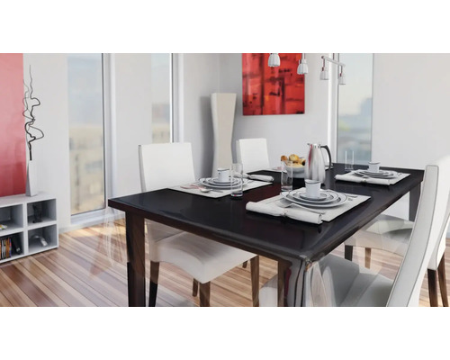 Heller Essbereich mit Esstisch und Stühlen