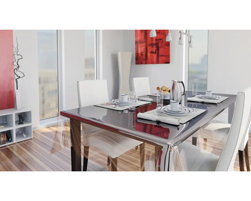 Esstisch mit Gedeck und Stühlen in einem hellen Esszimmer