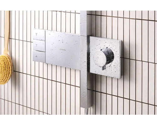 Duscharmatur mit Thermostat und Handbrause an einer gefliesten Wand