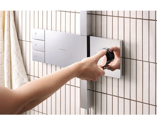 Hand bedient Duscharmatur von Hansgrohe im Badezimmer