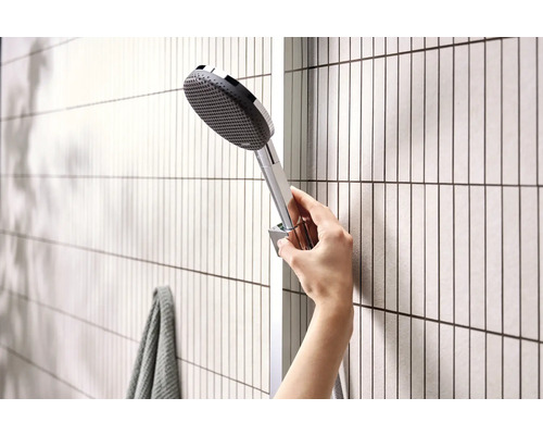 Eine Handbrause wird in der Hand gehalten.