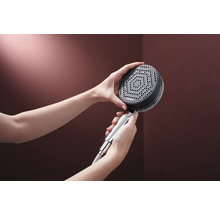 Hände halten Duschkopf