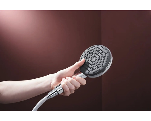 Hand hält Duschkopf mit Brauseschlauch