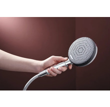 Hand die einen Duschkopf hält