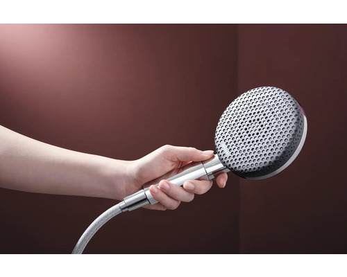 Hand die einen Duschkopf hält