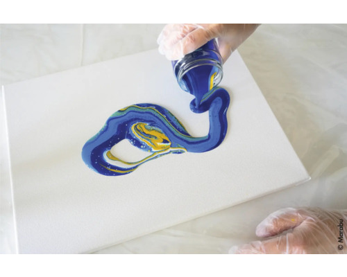 Gießtechnik auf Leinwand: Flüssige Farbe wird aufgetragen