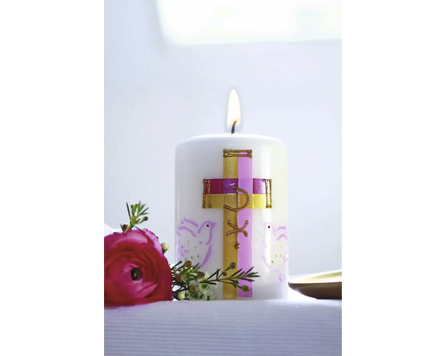 Brennende Kerze mit Kreuz und Taubenmotiven