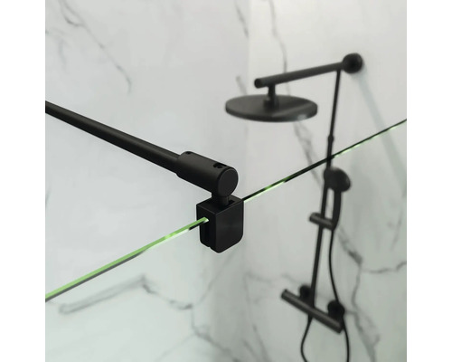 Detailaufnahme einer Duschkabine mit schwarzem Stabilisierungsbügel und Duscharmatur