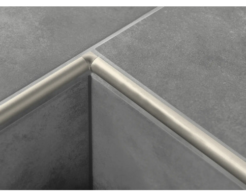 Detailaufnahme einer Ecke mit Fliesenschiene
