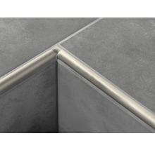 Detailaufnahme einer Ecke mit Fliesen und Fliesenschiene