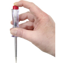 Eine Hand hält einen Spannungsprüfer.