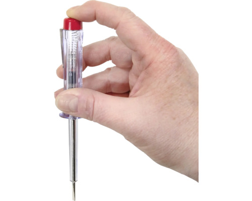 Eine Hand hält einen Spannungsprüfer.