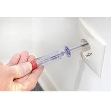 Spannungsprüfer in Steckdose