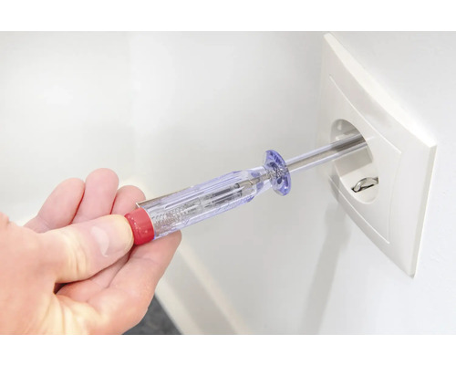 Spannungsprüfer in Steckdose