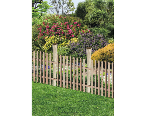 Gartenzaun aus Holz vor blühendem Garten