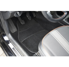 Schwarze Automatte im Fußraum eines Autos