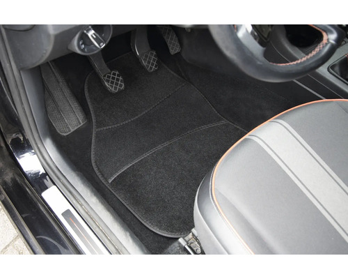 Schwarze Automatte im Fußraum eines Autos