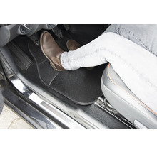 Fahrzeuginnenraum mit Fußmatte und Fuß auf Pedal