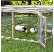 Freilaufgehege aus Holz mit zwei Meerschweinchen im Garten