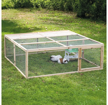 Freilaufgehege aus Holz mit Gitter für Kleintiere im Garten