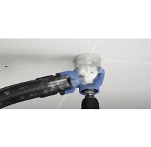 Bohrmaschine mit Staubsaugeranschluss beim Bohren in eine Decke